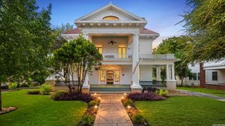 932 W Woodlawn Ave, San Antonio, TX 78201