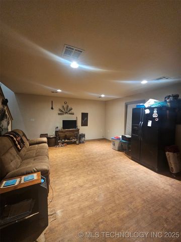 203 E Red Oak Drive, Durant, OK 74701