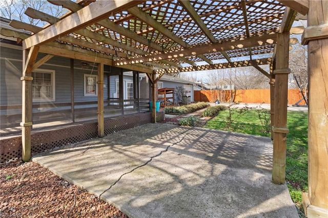 126 Maple Lane, King, NC 27021