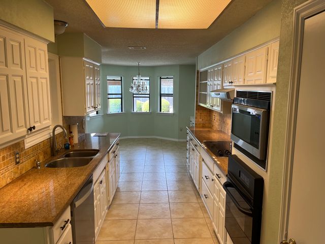 2226 Fall River Drive, Arlington, TX 76006