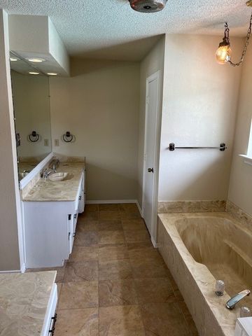 2226 Fall River Drive, Arlington, TX 76006