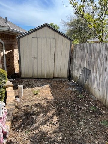 2226 Fall River Drive, Arlington, TX 76006