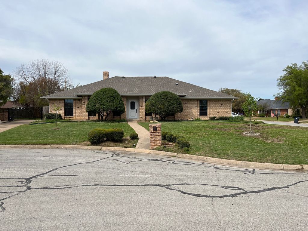 2226 Fall River Drive, Arlington, TX 76006