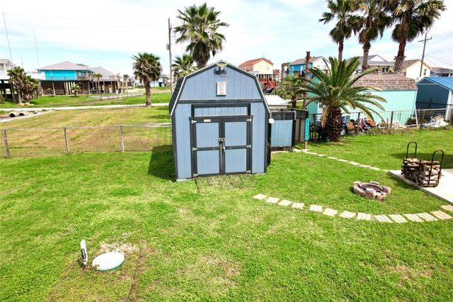 892 Bowers Lane, Crystal Beach, TX 77650