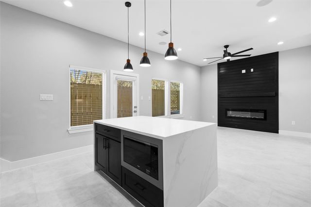 825 Paul Quinn Street B, Houston, TX 77091