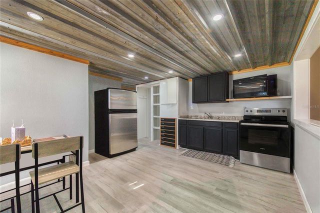 402 E MAIN STREET, Dundee, FL 33838