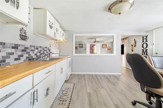 402 E MAIN STREET, Dundee, FL 33838