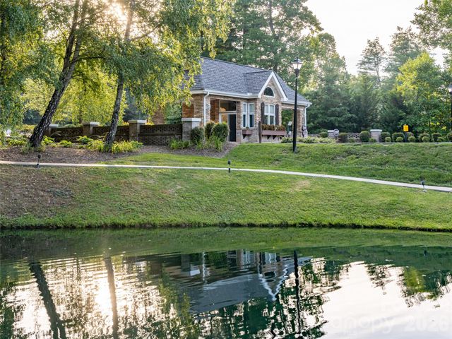 67 Ashefield Court, Hendersonville, NC 28791