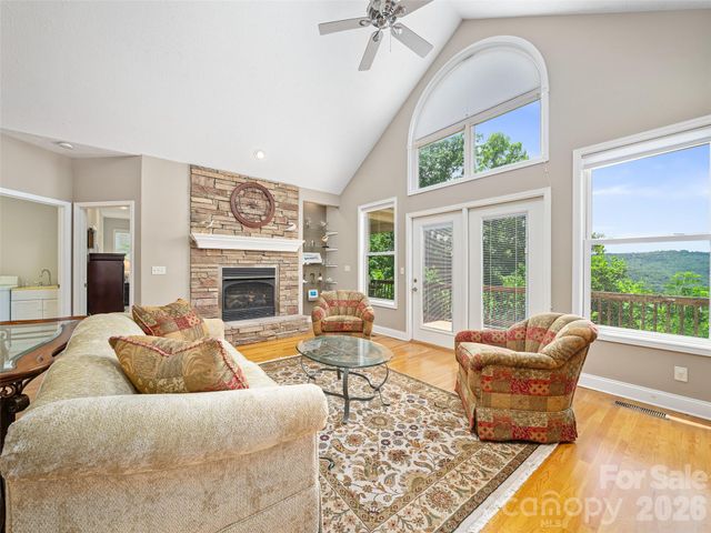 67 Ashefield Court, Hendersonville, NC 28791
