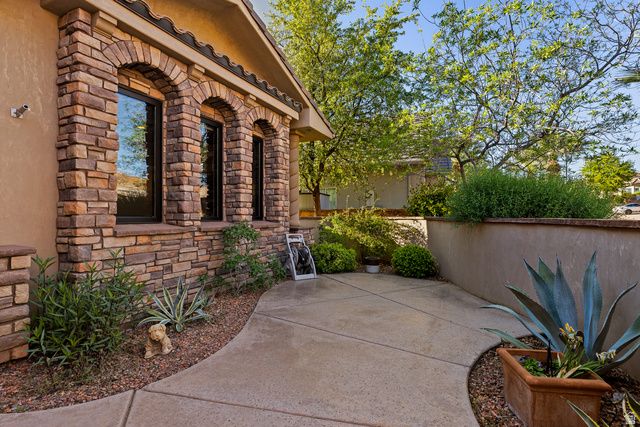 1941 N CASCADE CANYON DR, St. George, UT 84770