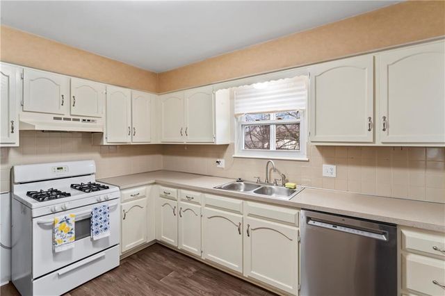 1422 N Blue Mills Road, Independence, MO 64056