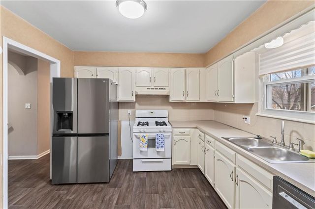 1422 N Blue Mills Road, Independence, MO 64056