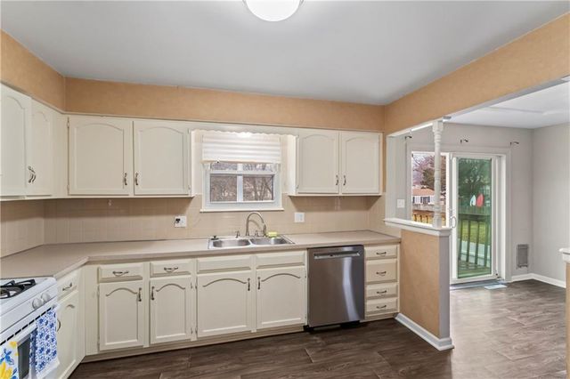 1422 N Blue Mills Road, Independence, MO 64056