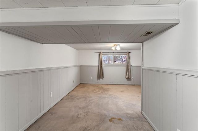 1422 N Blue Mills Road, Independence, MO 64056