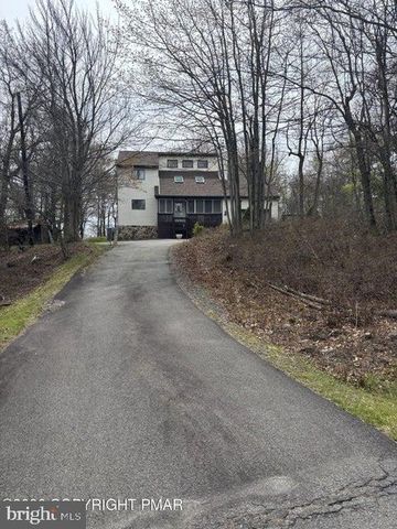 1298 GLADE DR S, Long Pond, PA 18334