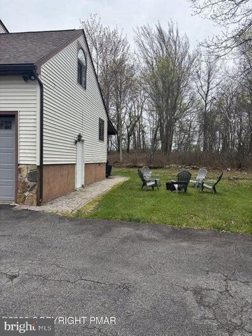 1298 GLADE DR S, Long Pond, PA 18334