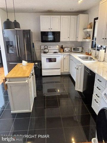 1298 GLADE DR S, Long Pond, PA 18334