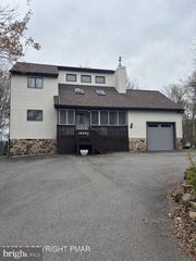 1298 GLADE DR S, Long Pond, PA 18334