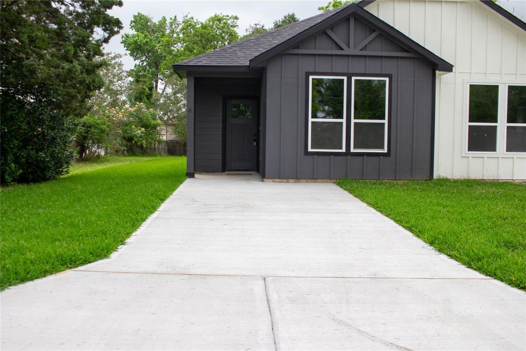 106 Runnels Street B, Willis, TX 77378