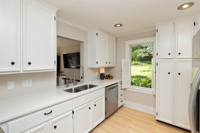 4690 NW Lovington Drive, Des Moines, IA 50310