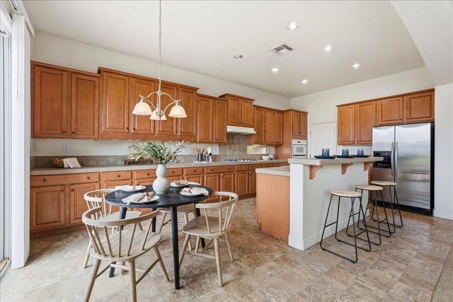 492 Lone Spur Dr, Folsom, CA 95630