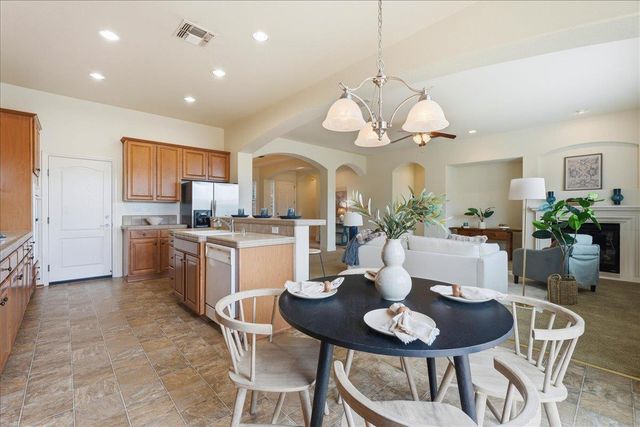492 Lone Spur Dr, Folsom, CA 95630