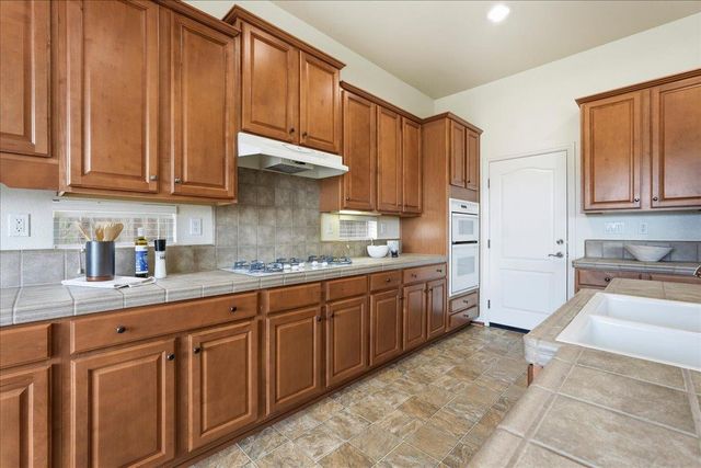 492 Lone Spur Dr, Folsom, CA 95630