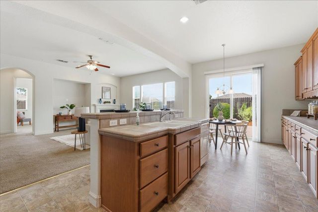 492 Lone Spur Dr, Folsom, CA 95630