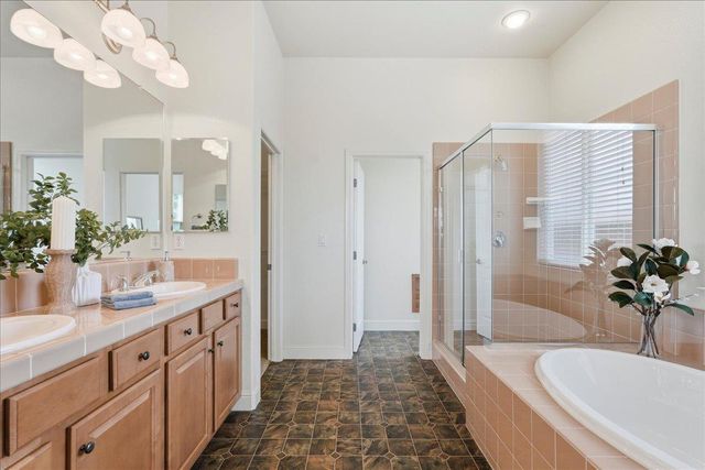 492 Lone Spur Dr, Folsom, CA 95630