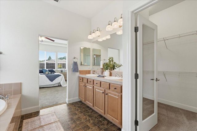 492 Lone Spur Dr, Folsom, CA 95630