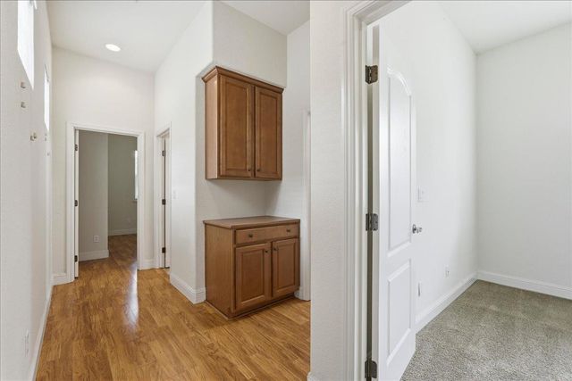 492 Lone Spur Dr, Folsom, CA 95630