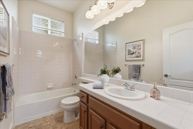 492 Lone Spur Dr, Folsom, CA 95630
