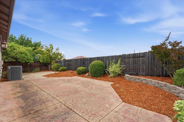 492 Lone Spur Dr, Folsom, CA 95630