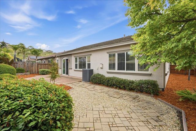 492 Lone Spur Dr, Folsom, CA 95630