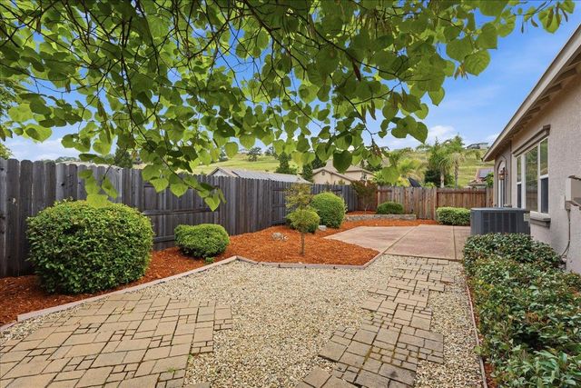 492 Lone Spur Dr, Folsom, CA 95630