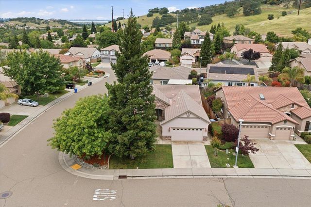 492 Lone Spur Dr, Folsom, CA 95630