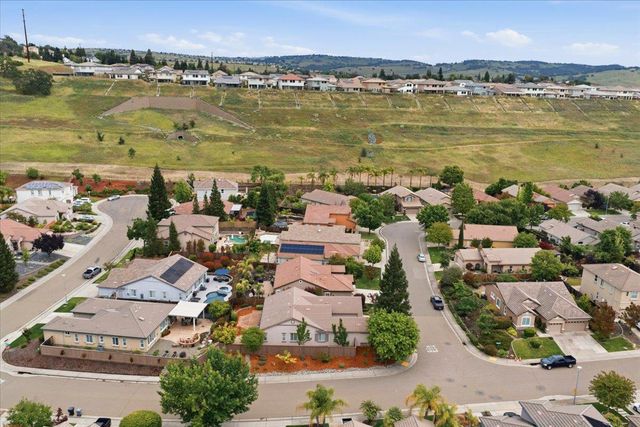 492 Lone Spur Dr, Folsom, CA 95630