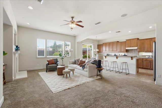492 Lone Spur Dr, Folsom, CA 95630