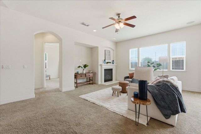 492 Lone Spur Dr, Folsom, CA 95630