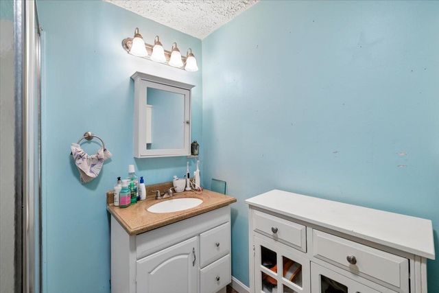 549 Lake Avenue, Manchester, NH 03103