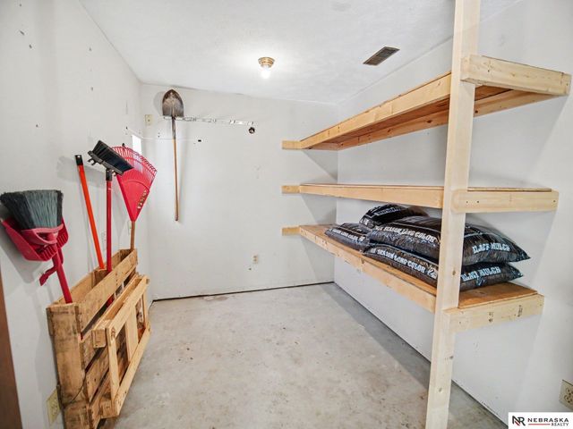 5521 W Sprague Road, Hallam, NE 68368