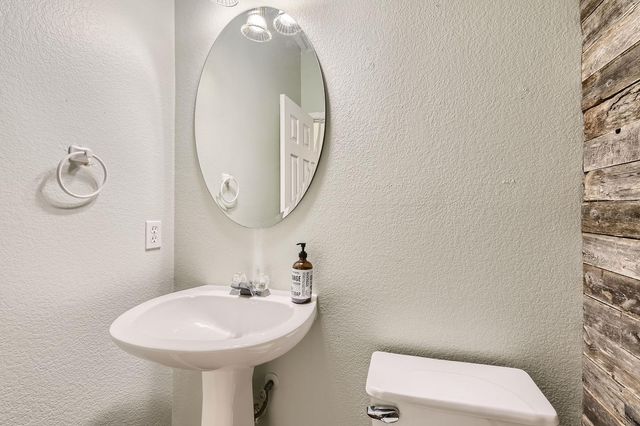 105 Meadowlark LN, Kyle, TX 78640