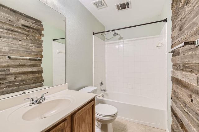 105 Meadowlark LN, Kyle, TX 78640