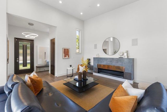 3080 South Court, Palo Alto, CA 94306