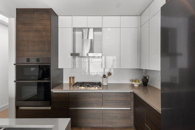 3080 South Court, Palo Alto, CA 94306