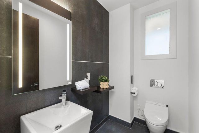 3080 South Court, Palo Alto, CA 94306