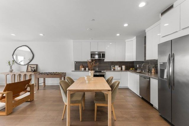 3080 South Court, Palo Alto, CA 94306