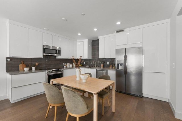 3080 South Court, Palo Alto, CA 94306