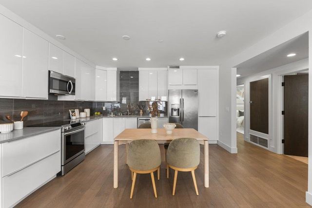 3080 South Court, Palo Alto, CA 94306
