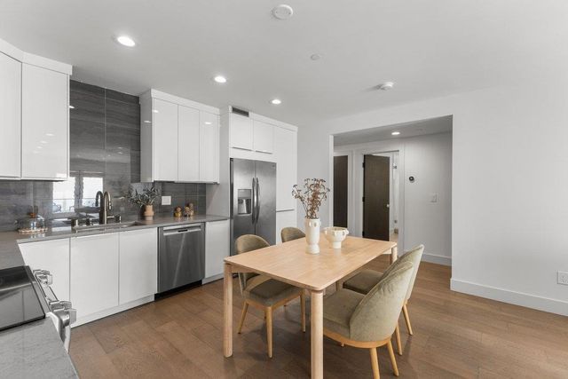 3080 South Court, Palo Alto, CA 94306